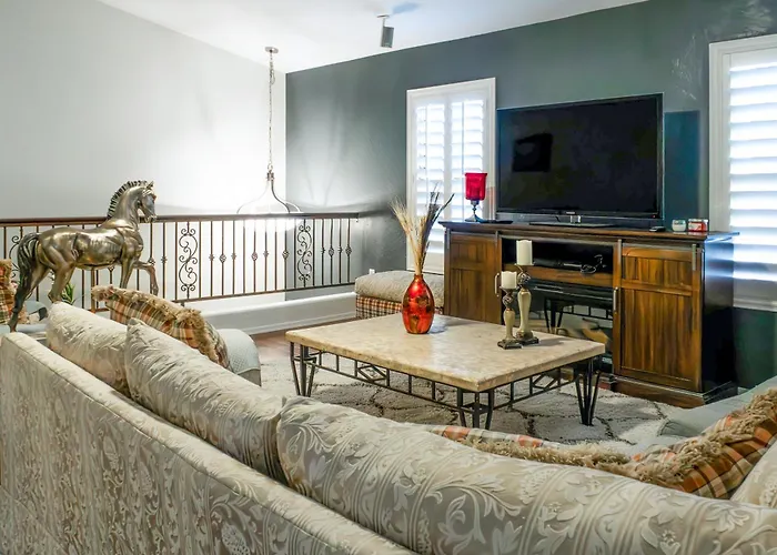 Group-ready Oasis W/ Pool Grotto + Slide * Glendale