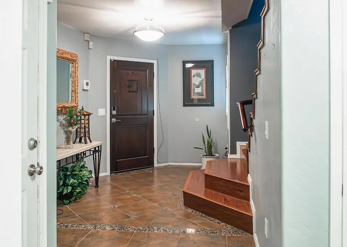 Group-ready Oasis W/ Pool Grotto + Slide Holiday home Glendale