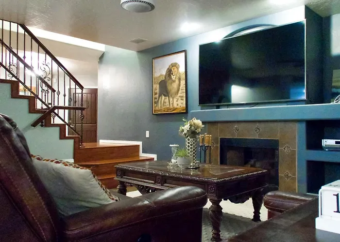 Group-ready Oasis W/ Pool Grotto + Slide * Glendale