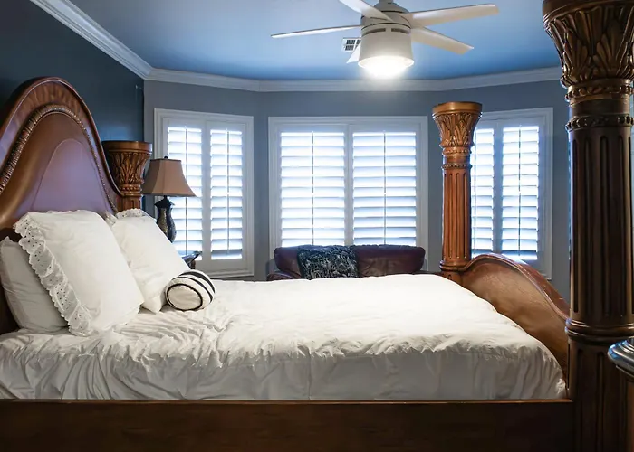 Holiday home Group-ready Oasis W/ Pool Grotto + Slide *