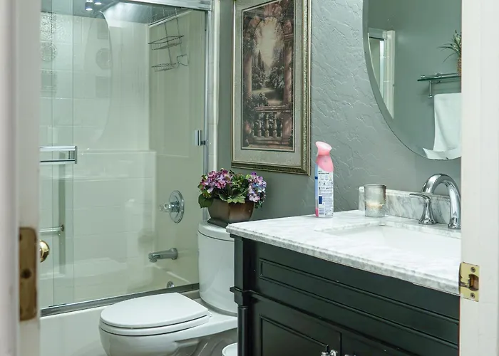 Group-ready Oasis W/ Pool Grotto + Slide Holiday home Glendale