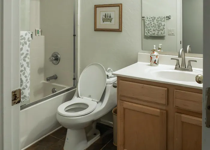 Holiday home Group-ready Oasis W/ Pool Grotto + Slide Glendale