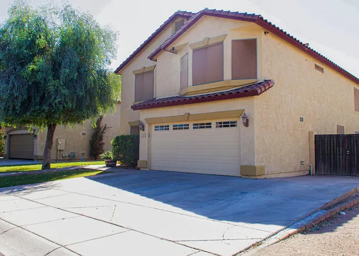 Holiday home Group-ready Oasis W/ Pool Grotto + Slide Glendale