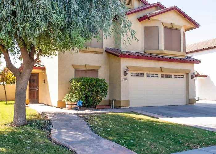 Holiday home Group-ready Oasis W/ Pool Grotto + Slide Glendale